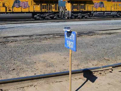 An OL2A blue safety light marks a Union Pacific railyard blue safety flag