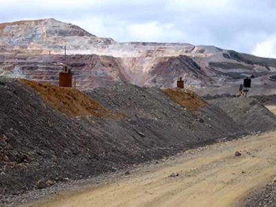 OL800 mark roadways on a South American mining site